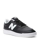 Championes New Balance modelo 080, color negro con detalles en blanco. Presentan el logo "N" en los laterales, cordones negros y suela blanca.