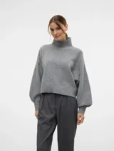 Sweater tejido gris con cuello alto y mangas globo.