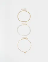 Set de tres chokers dorados, uno de cadena snake, otro de cadena de bolitas y un tercero de perlas.