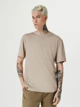 Camiseta básica de manga corta, cuello redondo y calce regular, color rojo jaspeado.