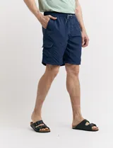 Short de baño color verde agua.