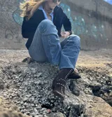 Bota corta de gamuza color marrón con tachas plateadas, taco cuadrado y punta fina.