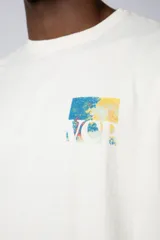 Remera negra de corte oversize con estampado en el pecho que reinterpreta la obra de Claude Monet.