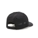 Gorra deportiva negra con logo de pingüino bordado en blanco en el frente y perforaciones laterales para ventilación.