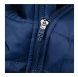 Chaleco azul marino con cierre frontal y cuello alto.