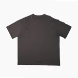 Remera gris de manga corta con cuello redondo y estampado lateral con texto.