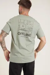 Remera de algodón color amarillo claro con estampado pequeño en el pecho.