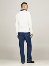 Sweater Tommy Hilfiger color blanco hueso, de algodón y poliéster, con cuello en V y logo bordado en el pecho.