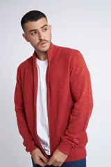 Campera tejida de color rojo, liviana con cuello elevado y cierre frontal.
