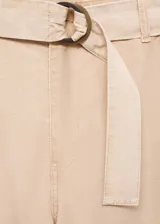 Pantalón color beige de corte wide leg, tiro medio y cinturón ajustable con hebilla circular.