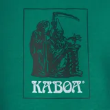 Buzo verde con estampa rectangular en el pecho con dibujo de la muerte y el logo de la marca.