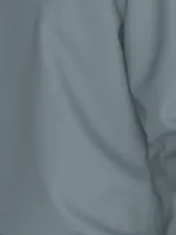 Buzo celeste de cuello redondo, marca Calvin Klein, con logo CK bordado en el pecho.
