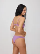 Parte inferior de bikini color verde oscuro, corte clásico de cobertura moderada.