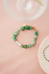 Pulsera de piedras naturales en tonos verdes con perla de agua dulce y detalles en acero quirúrgico con baño de oro.