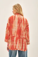 Saco largo hasta la cadera, confeccionado en viscosa y modal con estampa tie dye. Tiene cuello mao, forrería a contratono y botones en la cartera delantera.