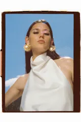 Top color champagne de cuello halter con espalda descubierta y cierre trasero con botones ocultos.