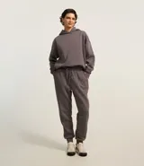 Pantalón jogger gris con cintura elástica y cordón de ajuste, confeccionado en algodón con forro de polar.