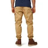 Pantalón cargo color arena de corte slim, con bolsillos laterales con solapa y puños elásticos.