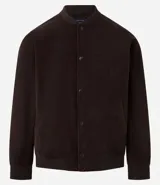 Campera bomber marrón de terciopelo pana con cuello redondo, cierre con botones a presión, bolsillos laterales, puños y cintura elastizados.