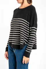 Sweater de punto con rayas multicolores en tonos pastel, de corte ajustado y mangas largas.