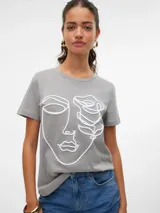 Camiseta gris de algodón con estampado de una cara y una rosa dibujadas con una sola línea blanca.