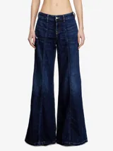 Jeans acampanados de tiro bajo Diesel D-AKII, color azul oscuro, con bolsillos de parche delanteros y traseros, costuras frontales y traseras, y corte ancho.