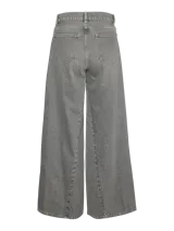 Pantalón de jean gris de corte wide leg con bolsillos delanteros y traseros.