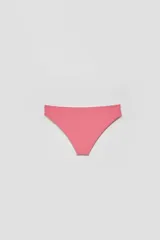 Bombacha de bikini rosa oscuro con textura acanalada.