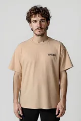 Remera color beige con la palabra "SPEED" estampada en el pecho.