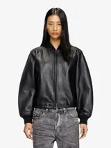 Chaqueta bomber negra de cuero de cordero, con cierre frontal, cuello, puños y ruedo acanalados. Logotipo Oval D en relieve en la manga.