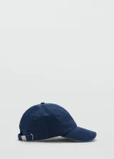 Gorro tipo béisbol de denim azul, sin cierre y con visera.