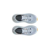 Championes de running Under Armour Infinite Elite, color celeste con detalles en naranja y suela blanca.