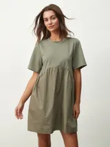 Vestido corto negro con corte evasé, mangas cortas y cuello redondo.