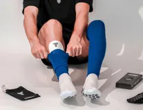 Medias de fútbol altas hasta la rodilla, color azul con detalles en blanco.