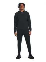 Buzo Under Armour Rival Fleece Crew gris con logo blanco en el pecho.