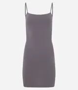 Vestido corto color rosado, de escote recto, con breteles finos y confeccionado en algodón con elastano.