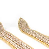 Aros colgantes dorados con flecos de strass plateados.