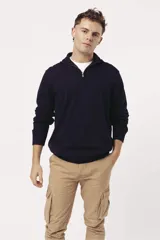 Sweater verde oliva de punto con cuello polo y cierre de cremallera parcial.