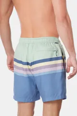 Short de baño celeste con rayas horizontales en tonos azul, amarillo y lila.