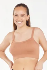 Bralette color tostado con tirantes anchos y textura acanalada.