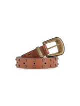 Cinturón de cuero color marrón con tachas metálicas y hebilla rectangular de metal envejecido.