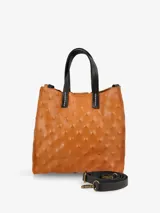 Cartera de cuero color marrón con textura en relieve, doble asa corta negra y correa larga negra desmontable. Incluye un mini neceser desmontable en su interior.