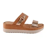Sandalias con plataforma color marrón con tiras anchas en color dorado y hebilla decorativa.