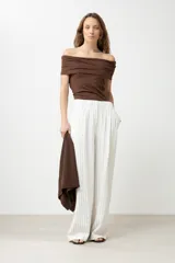 Remera blanca de manga corta con escote Bardot (hombros descubiertos) y calce ajustado.