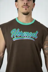 Musculosa marrón con cuello redondo y ribete verde. Estampado frontal con el nombre de la marca en letras turquesa con contorno rosa y sombra azul.