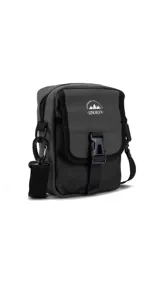 Morral verde militar con cierre, bolsillo delantero con presilla y broche de plástico, bolsillos internos y correa larga regulable.