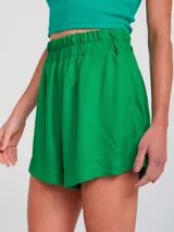 Short verde esmeralda con cintura elastizada.