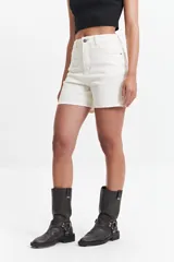 Short de jean celeste de tiro alto con corte ajustado.