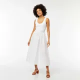 Vestido midi blanco con breteles anchos y falda amplia.