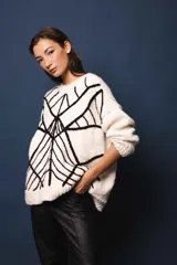 Sweater de mohair color crema con diseño de telaraña bordado a mano en negro.